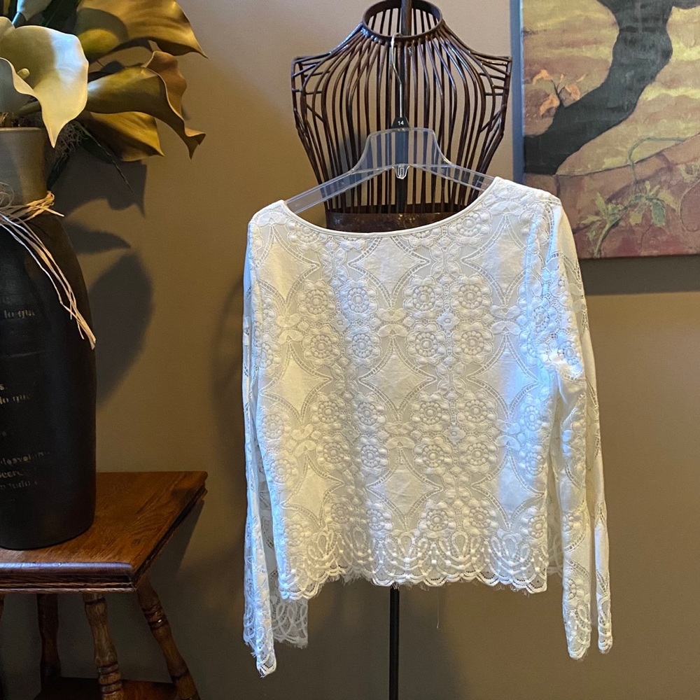 Vince Camuto Lace Bell Sleeve Blouse Lg 12-14 EUC - Picture 9 of 9